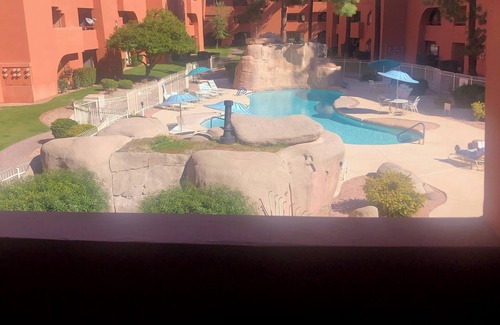 Paradise Valley Village Condo | 1-bedroom shopping -walking paths- 5 pools-spas, golf course ,extended stay ok