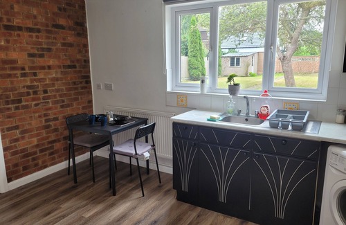 Luton Apartment | 1 Bedroom - Sleeps 3 - Free Parking