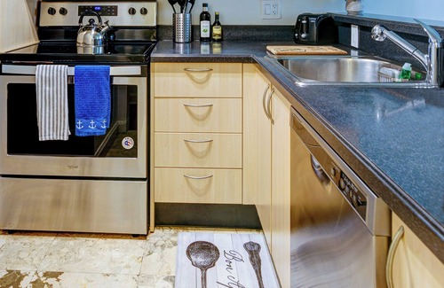Coconut Grove Apartment | 1 Bedroom Steps to Marina and CocoWalk