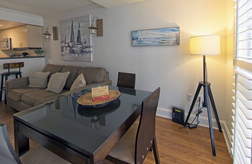 Coconut Grove Apartment | 1 Bedroom Steps to Marina and CocoWalk