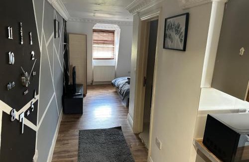 Hammersmith Broadway Apartment | 1 Bedroom studio London S8