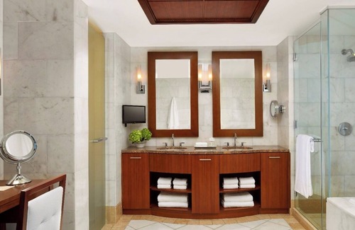Paradise Island Resort | 1 Bedroom Suite Topaz - 1 King bed - 1,195 Sq Ft - Max Occupancy: 4 Guests