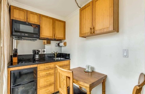 Waikiki Condo | 1 Bedroom Tiki Terrace Suite - Bamboo Waikīkī Hotel #904