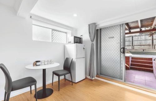 Macgregor House | 1 Bedroom Unit near Highway Transports n Shops