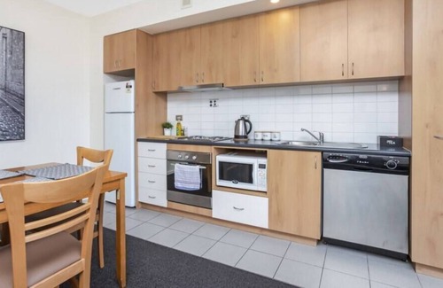 Ascot Apartment | 1 bedroom up high stunning views sleeps 2 parking
