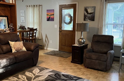 Riverton House | 1-bedroom vacation home in a quiet neighborhood just 4 minutes to the Wind River