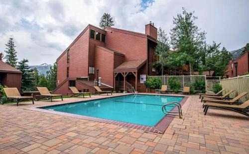 Mammoth Lakes House | 1 Bedroom with Loft, Cozy Mtn Condo with Pool and Jacuzzis