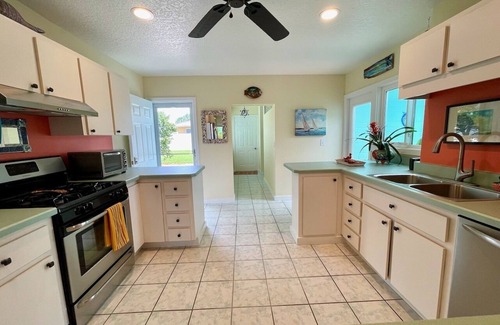 Horton Shores House | 1 Block from beach! 🏖 3 blocks to Downtown. Resort-like Backyard Walk to all