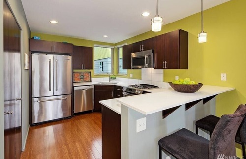 Alki House | 1 block from the Beach! Clean&Modern 3BR Townhouse