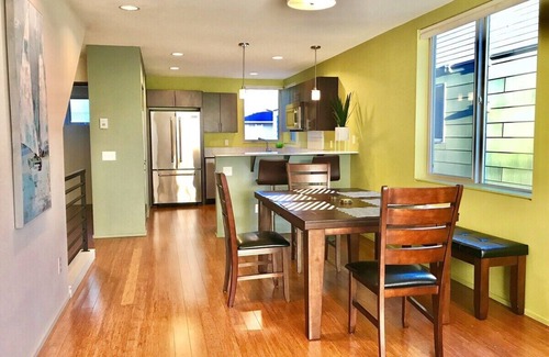 Alki House | 1 block from the Beach! Clean&Modern 3BR Townhouse