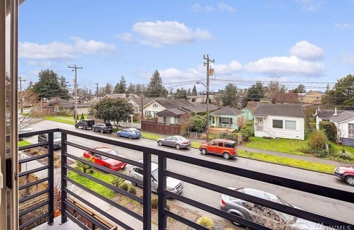Alki House | 1 block from the Beach! Clean&Modern 3BR Townhouse