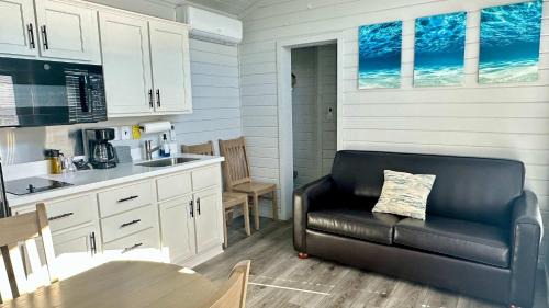 Crystal Beach House | 1 Block to Beach -Brand New Modern Tiny Home