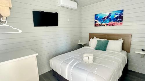 Crystal Beach House | 1 Block to Beach -Brand New Modern Tiny Home