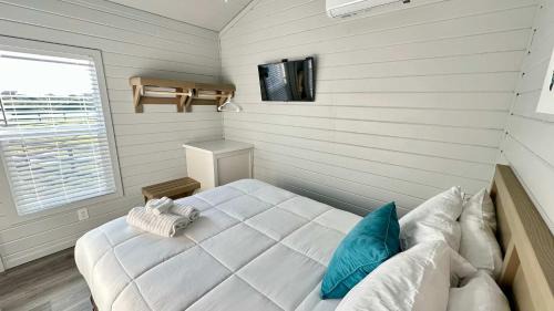 Crystal Beach House | 1 Block to Beach -Brand New Modern Tiny Home