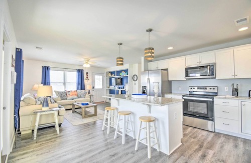 Sunset Beach Cottage | 1 Bock to Beach: Sunset Beach Home w/Private Deck
