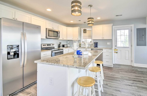 Sunset Beach Cottage | 1 Bock to Beach: Sunset Beach Home w/Private Deck