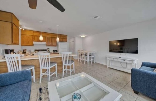 Fort Walton Beach Villa | 1 BR 1 BA Cottage Near Beach + Pickleball Fun