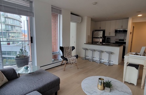 Crosstown Apartment | 1 BR in the Heart of Downtown: Parking, Pool & Gym . Property #22-157614