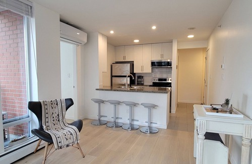 Crosstown Apartment | 1 BR in the Heart of Downtown: Parking, Pool & Gym . Property #22-157614