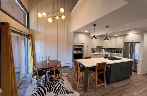 Mammoth Lakes Condo | 1 BR + Loft Cozy Mtn Condo with Pool and Jacuzzis