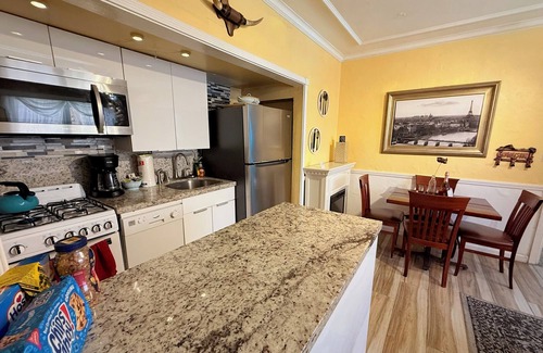 Hollywood Apartment | 1 BR Suite Steps from the Sand, Prime Location with Beach chair/bikes/Hot tub