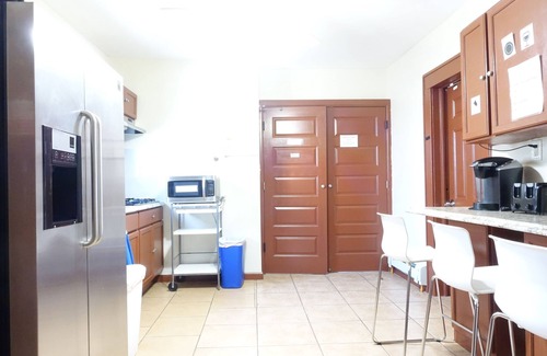 Hillside House | ⭐️ 1 Bus Stop to NYC✈️EWR Airport 4BR House+Hot Tub+Free Parking