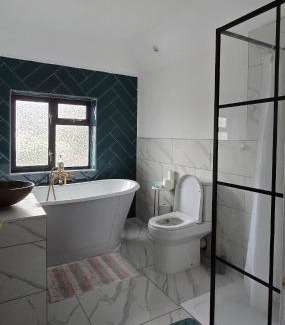 Paddlesworth Apartment | 1 double and 1 twin bedrooms and bath