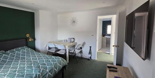 Paddlesworth Apartment | 1 double and 1 twin bedrooms and bath