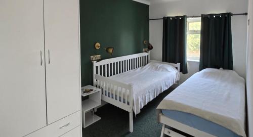 Paddlesworth Apartment | 1 double and 1 twin bedrooms and bath
