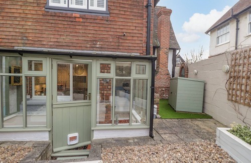Bearsted Cottage | 1 FORGE COTTAGES, ON THE GREEN, pet friendly in Bearsted