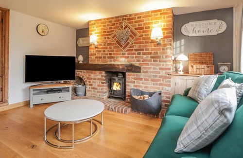 Bearsted Cottage | 1 FORGE COTTAGES, ON THE GREEN, pet friendly in Bearsted