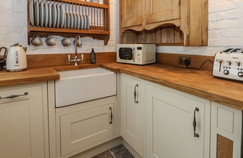 Tarporley Cottage | 1 FOUNTAIN COTTAGES, pet friendly, with open fire in Tarporley