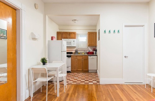 St. Elizabeth's Apartment | ★ 1 Free parking spot ★ First floor ★ Very clean ★