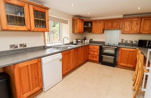 Littledean House | 1 GREENWAY, family friendly, with hot tub in Cinderford