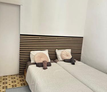 En Corts House | 1- Habitación interior con aire acondicionado y con baño independiente
