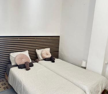En Corts House | 1- Habitación interior con aire acondicionado y con baño independiente