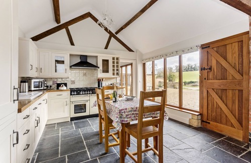 Chipping Campden Cottage | 1 Homepiece - a converted barn that sleeps 4 guests in 2 bedrooms