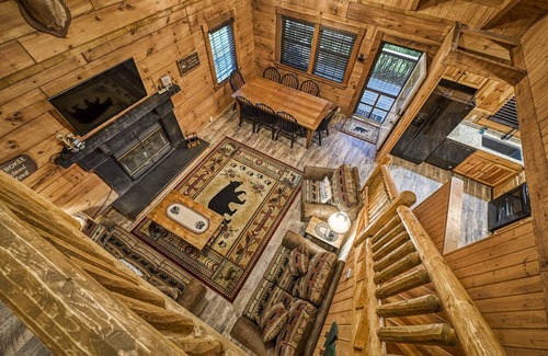 Cosby Cabin | #1 KID'S CABIN! JUST RENOVATED| CREEK| MINI GOLF⛳️PIRATE PLAY SHIP🏴‍☠️ HOT TUB