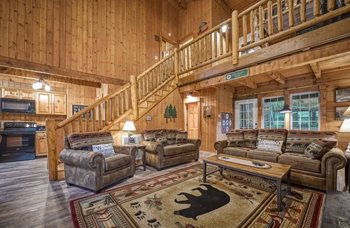 Cosby Cabin | #1 KID'S CABIN! JUST RENOVATED| CREEK| MINI GOLF⛳️PIRATE PLAY SHIP🏴‍☠️ HOT TUB