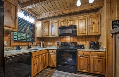 Cosby Cabin | #1 KID'S CABIN! JUST RENOVATED| CREEK| MINI GOLF⛳️PIRATE PLAY SHIP🏴‍☠️ HOT TUB
