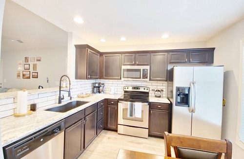 Owensboro House | 1 King Bed + 1 Queen Bed + 2 Full Bathrooms Kitchen + Laundry Room + Patio