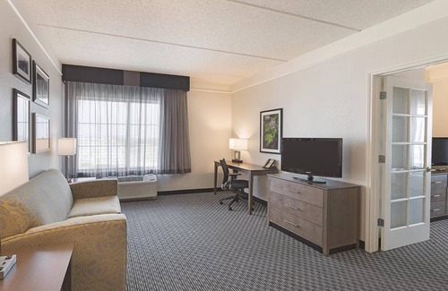 Arlington Hotel | 1 King Bed, Deluxe Family Suite, La Quinta Inn, Pool, Near Six Flags