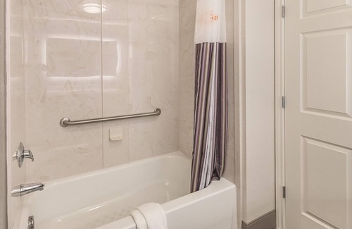 Arlington Hotel | 1 King Bed, Deluxe Family Suite, La Quinta Inn, Pool, Near Six Flags