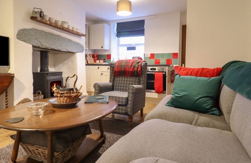 Manod Cottage | 1 LLWYN HIR, with open fire in Blaenau Ffestiniog