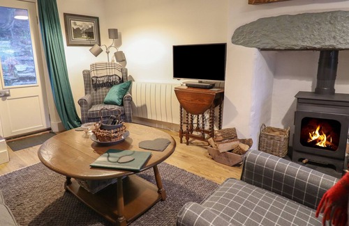 Manod Cottage | 1 LLWYN HIR, with open fire in Blaenau Ffestiniog