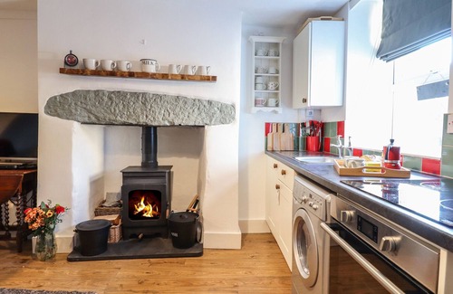 Manod Cottage | 1 LLWYN HIR, with open fire in Blaenau Ffestiniog