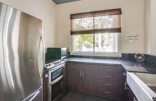 Airport Area Condo | < 1 Mi to Airport: Luxury Condo in Irvine!