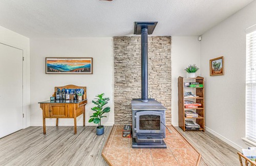 Alto House | 1 Mi to Alto Lake Mtn-View Home with Large Yard!