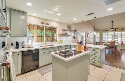 Merced House | 1 Mi to Applegate Park Zoo: Pet-Friendly Home