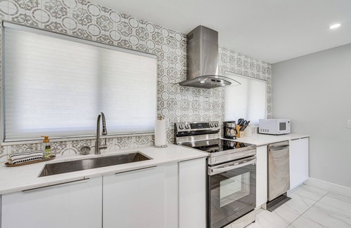 Yacht Club House | 1 Mi to Beach: Modern Cape Coral Home w/Pool